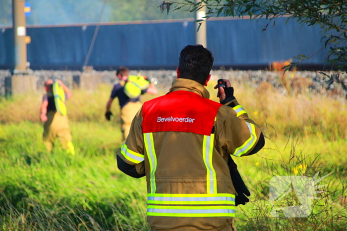 Tientallen meters bermbrand achter spoor moeilijk bereikbaar