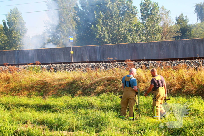 Tientallen meters bermbrand achter spoor moeilijk bereikbaar