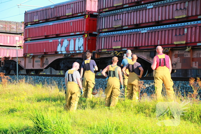 Tientallen meters bermbrand achter spoor moeilijk bereikbaar