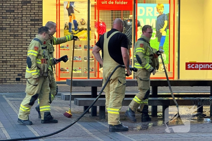 Afvalzak in brand gestoken op bankje