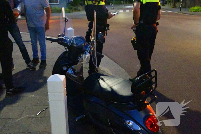 Scooterrijdster naar het ziekenhuis na botsing met auto