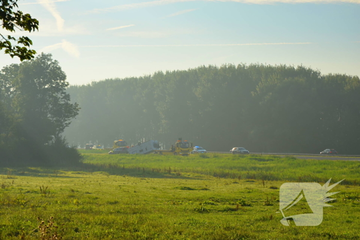 Verkeershinder op de A31 door gekantelde caravan