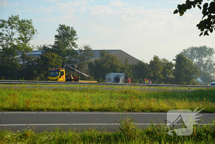 Verkeershinder op de A31 door gekantelde caravan