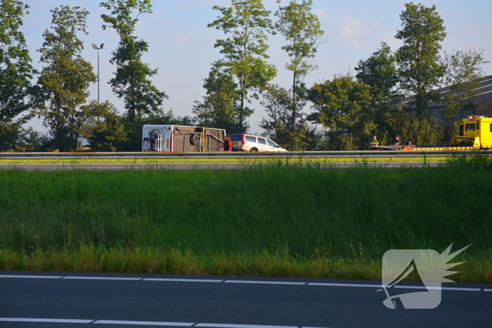 Verkeershinder op de A31 door gekantelde caravan