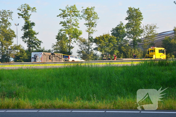 Verkeershinder op de A31 door gekantelde caravan