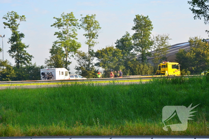 Verkeershinder op de A31 door gekantelde caravan