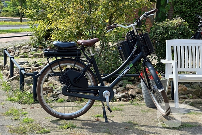 Vrouw op de fiets gewond bij aanrijding met bestelwagen