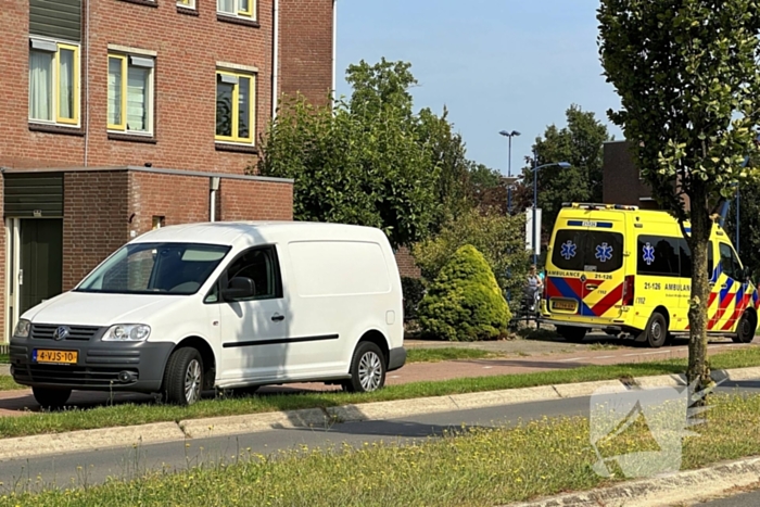 Vrouw op de fiets gewond bij aanrijding met bestelwagen