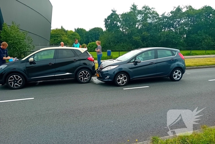 Twee voertuigen botsen achterop elkaar