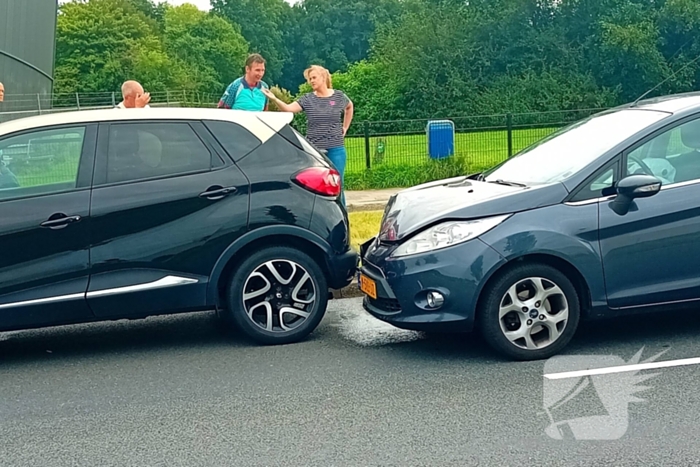 Twee voertuigen botsen achterop elkaar