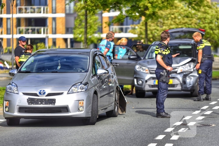 Schade aan twee voertuigen bij kop-staart botsing