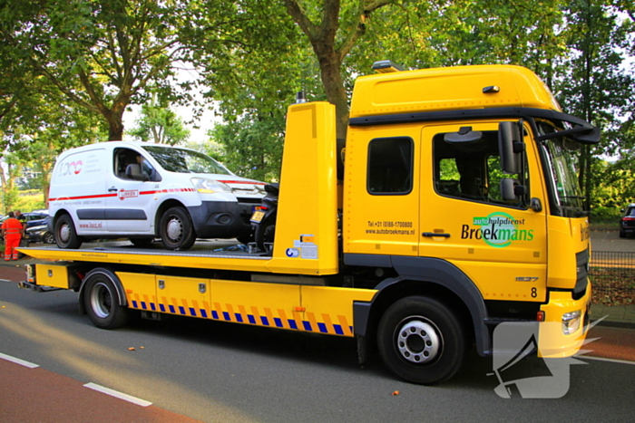 Scooterrijder zwaargewond bij botsing met bestelbus