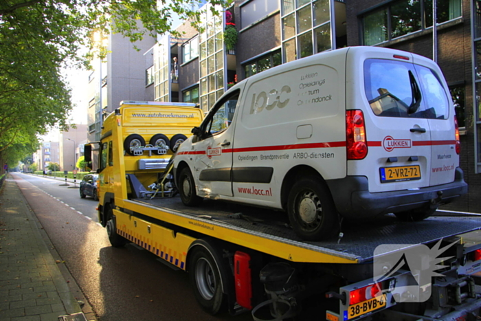 Scooterrijder zwaargewond bij botsing met bestelbus