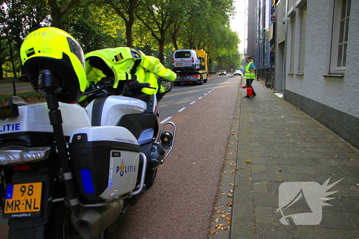 Scooterrijder zwaargewond bij botsing met bestelbus