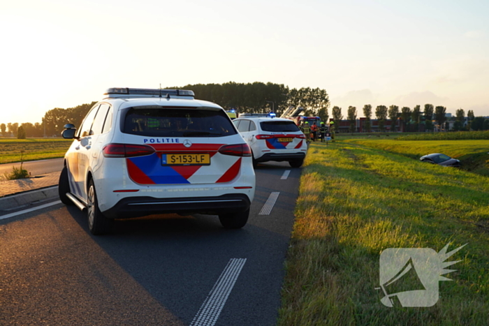 Automobiliste belandt in water en raakt gewond