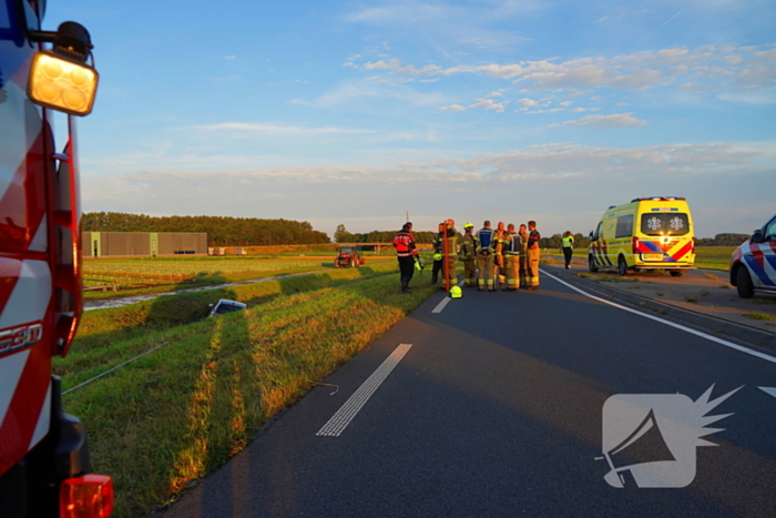 Automobiliste belandt in water en raakt gewond