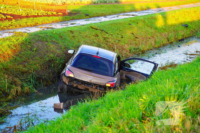 Automobiliste belandt in water en raakt gewond