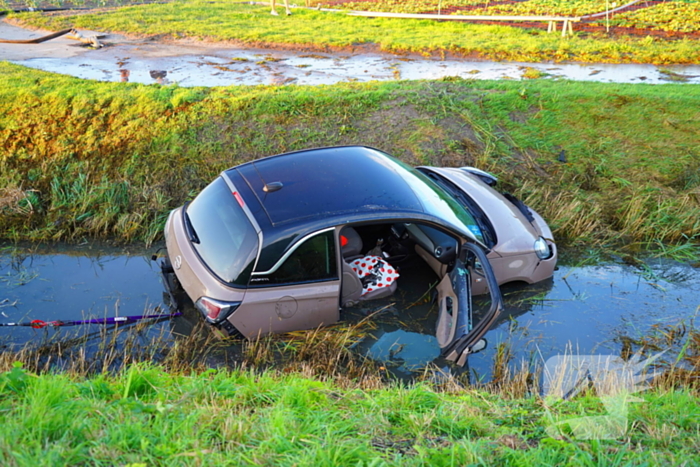 Automobiliste belandt in water en raakt gewond