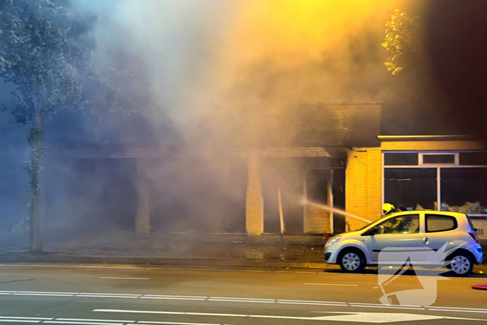 Forse rookontwikkeling bij uitslaande brand bij leegstaand pand