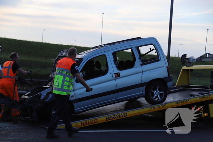 Auto volledig uitgebrand na plotselinge rookontwikkeling