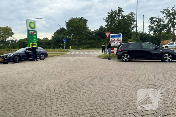 Politie houdt verkeerscontrole bij tankstation