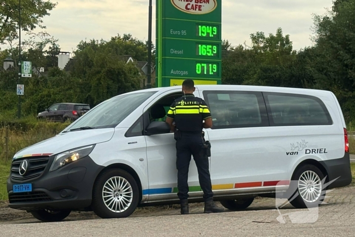 Politie houdt verkeerscontrole bij tankstation