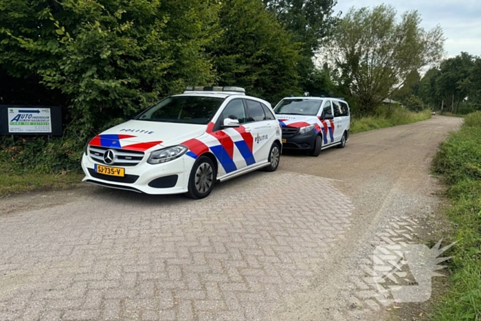 Politie houdt verkeerscontrole bij tankstation