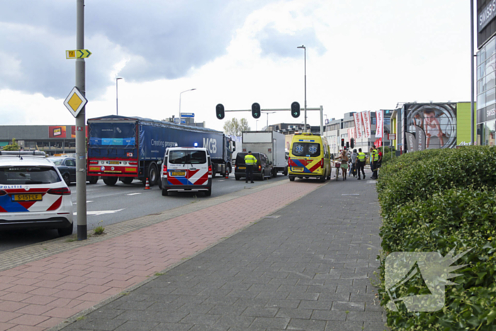 Bestuurder gewond bij botsing op drukke weg