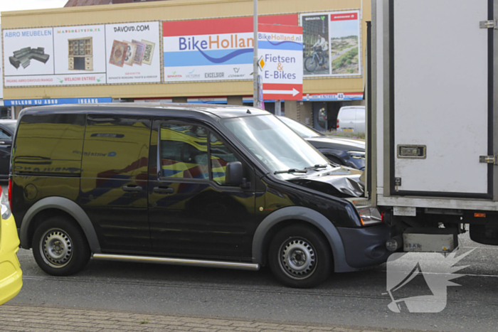 Bestuurder gewond bij botsing op drukke weg