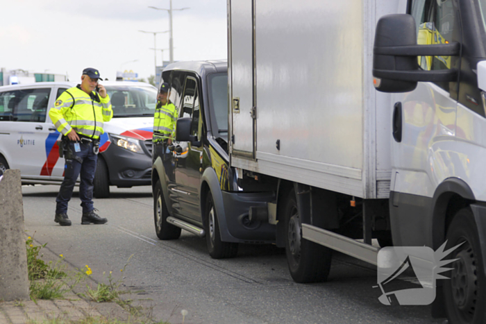 Bestuurder gewond bij botsing op drukke weg