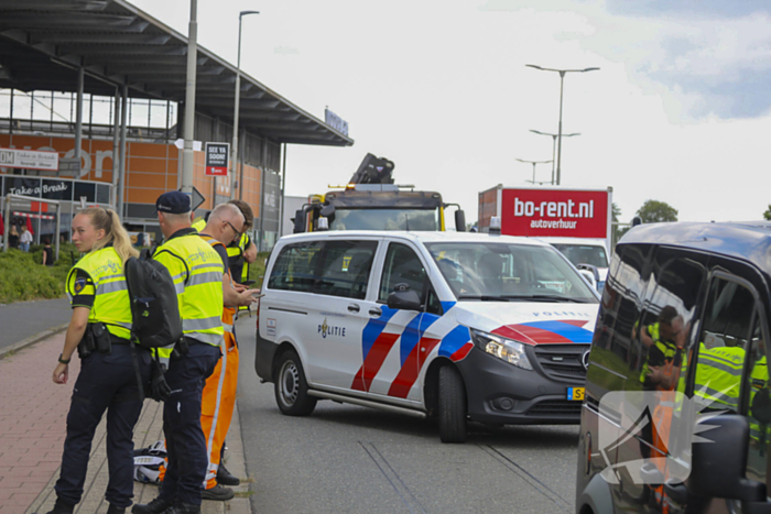 Bestuurder gewond bij botsing op drukke weg