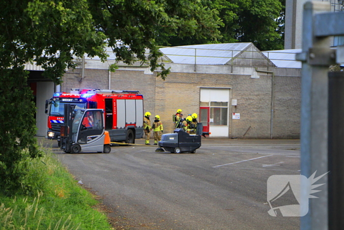 Veegwagen vat vlam in meelfabriek