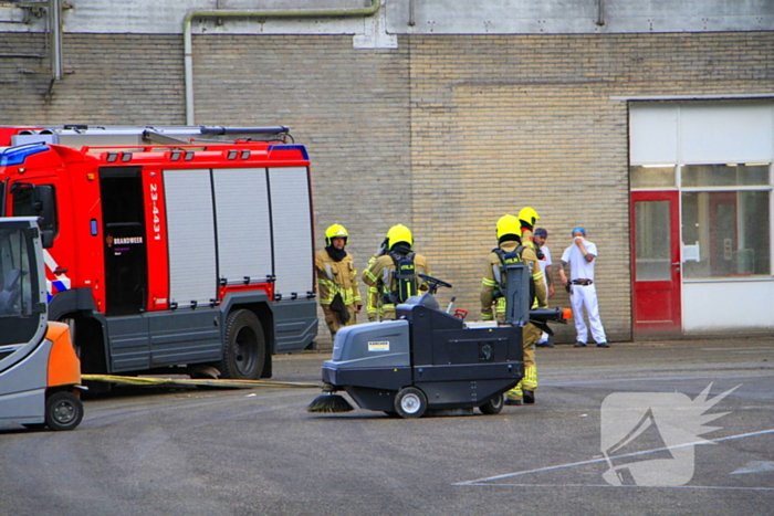 Veegwagen vat vlam in meelfabriek