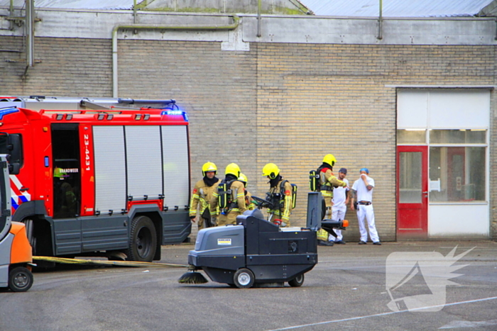 Veegwagen vat vlam in meelfabriek