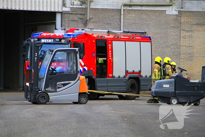 Veegwagen vat vlam in meelfabriek