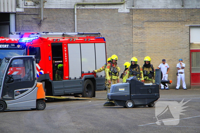 Veegwagen vat vlam in meelfabriek