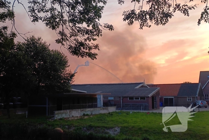 Grote uitslaande brand bij veehouderij