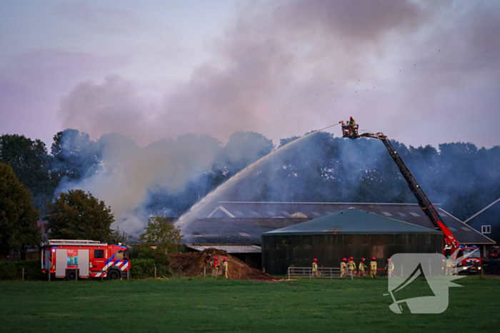 Grote uitslaande brand bij veehouderij