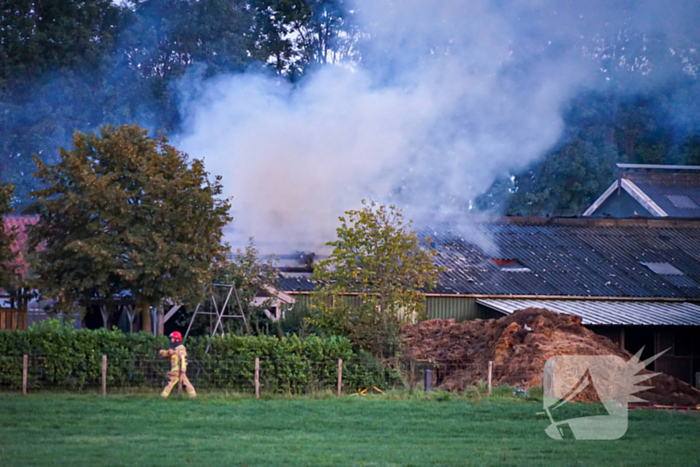 Grote uitslaande brand bij veehouderij