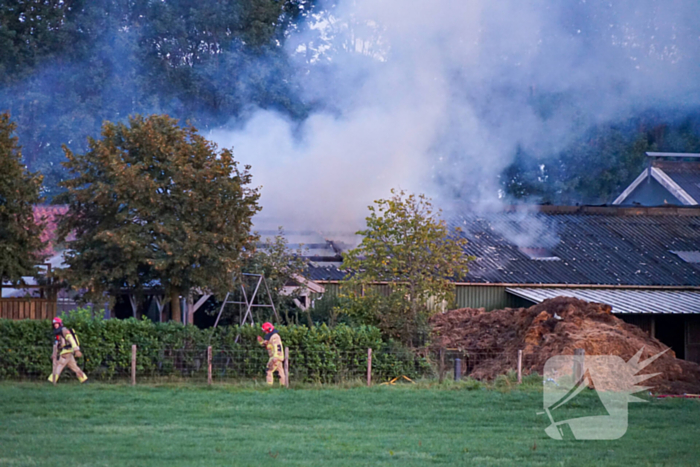 Grote uitslaande brand bij veehouderij