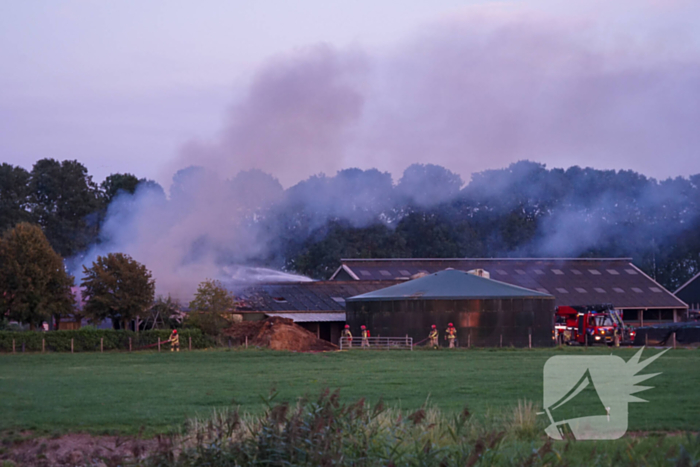 Grote uitslaande brand bij veehouderij