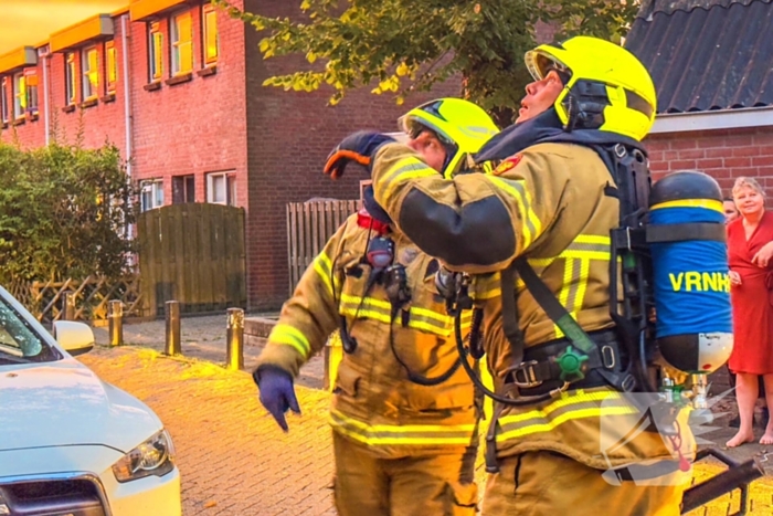 Brandalarm door visroken: brandweer ramt deur van buren in