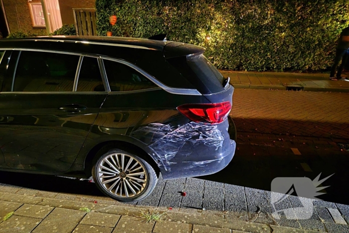 Vrouw rijdt over stoep en beschadigd auto na auto