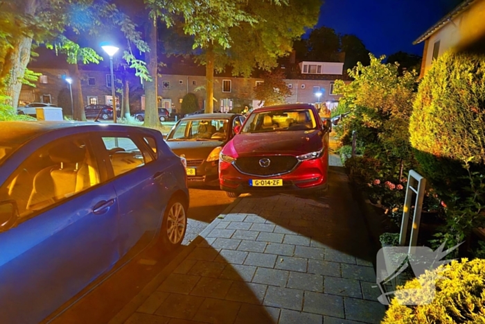 Vrouw rijdt over stoep en beschadigd auto na auto