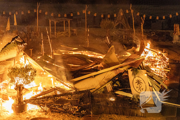 Strandtent Hippie Fish volledig in brand