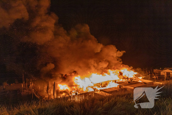 Strandtent Hippie Fish volledig in brand