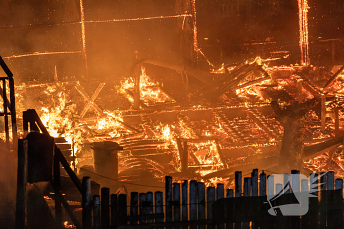 Strandtent Hippie Fish volledig in brand