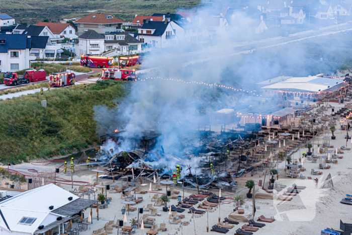 Strandtent Hippie Fish volledig in brand