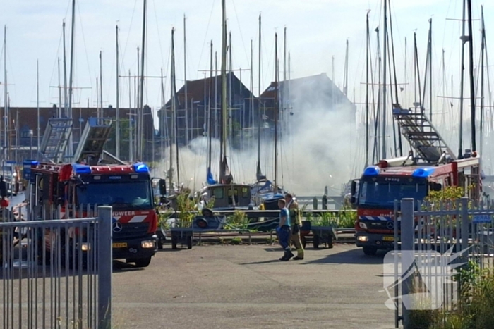 Veel rook in haven door brandend vaartuig