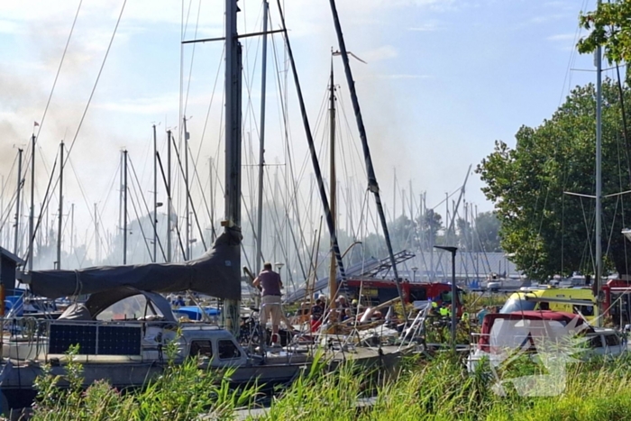 Veel rook in haven door brandend vaartuig